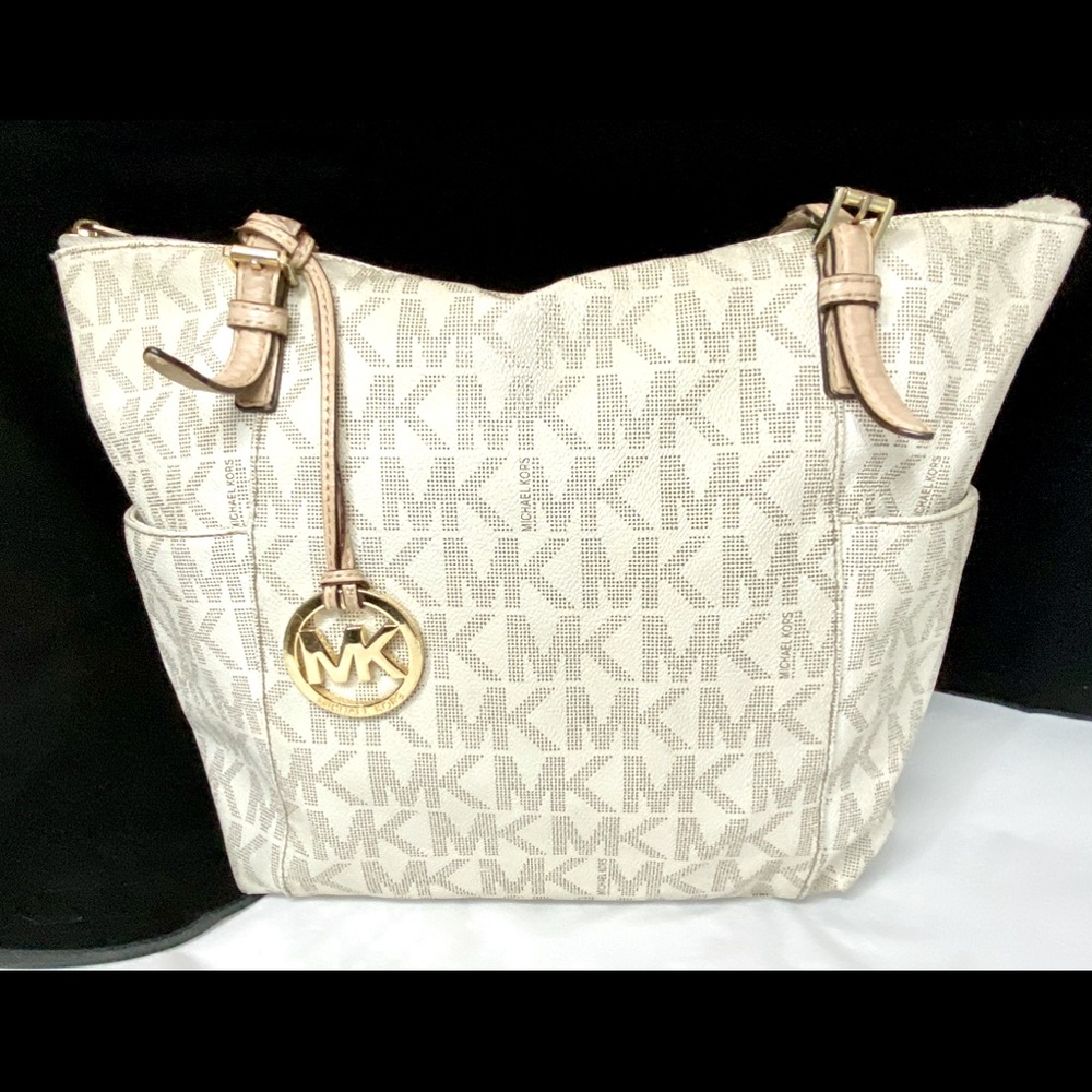 Michael Kors MK Signature Saffiano Jet Set Top Zip